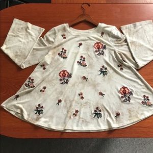 Nude swing top with flower embroidery